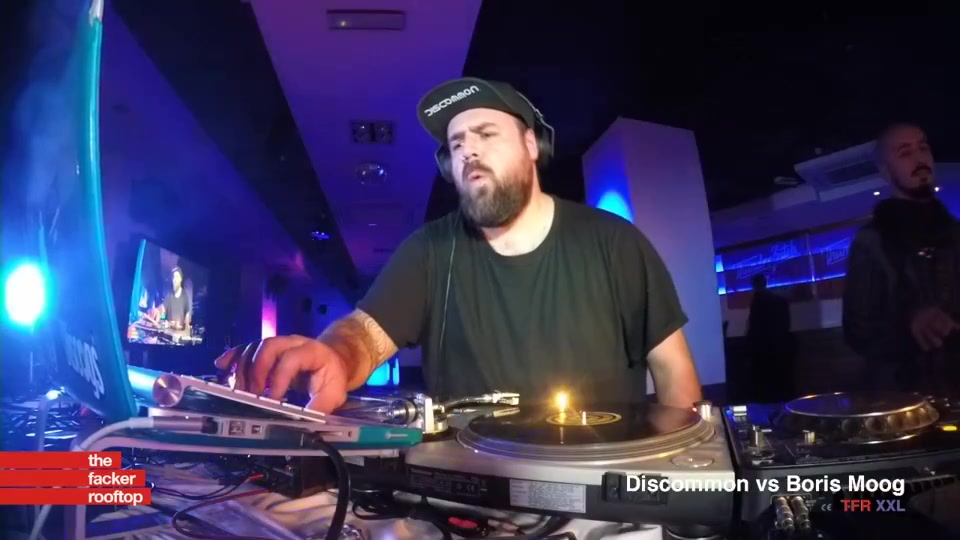 DJ Discommon actuando en The Facker Rooftop