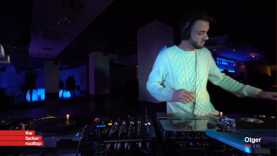 DJ Otger actuando en cabina